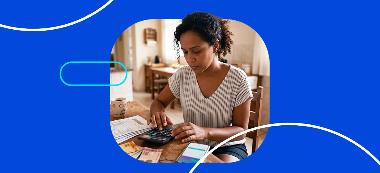 Mulher fazendo contas na calculadora com boletos e dinheiro sobre a mesa