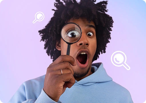 Homem usando uma lupa em frente aos olhos
